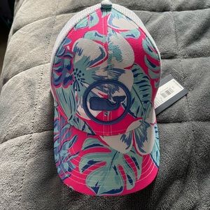 NWT VINEYARD VINES ISLAND LEAVES WHALE DOT TRUCKER HAT “ONE SIZE”.
